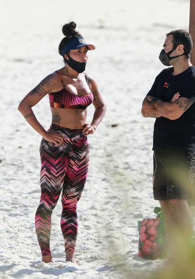 Aline Riscado treina na praia e exibe corpão sarado