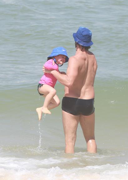 José Loreto curte dia de sol com a filha na praia