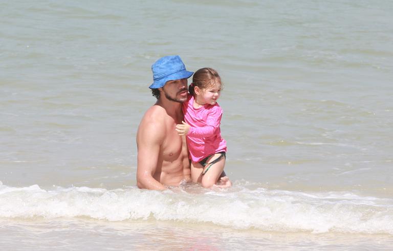 José Loreto curte dia de sol com a filha na praia