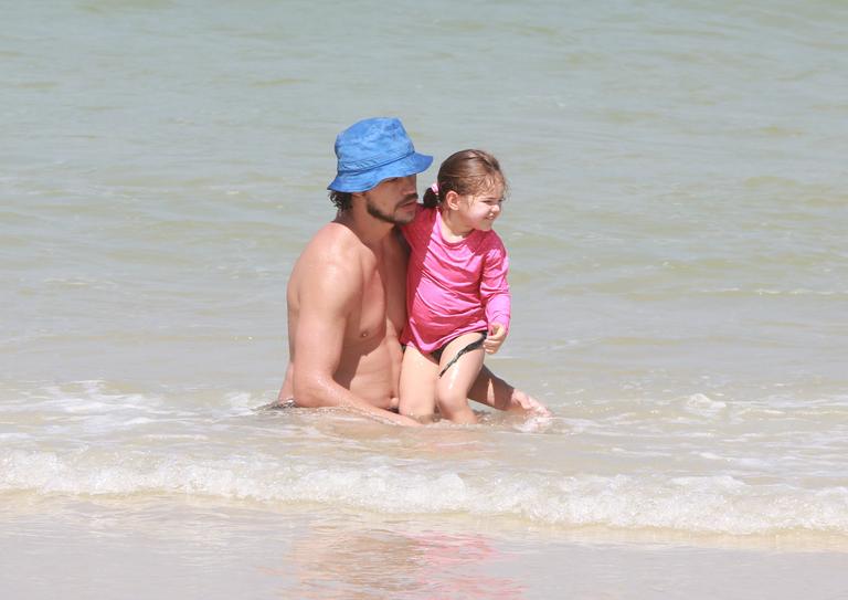 José Loreto curte dia de sol com a filha na praia