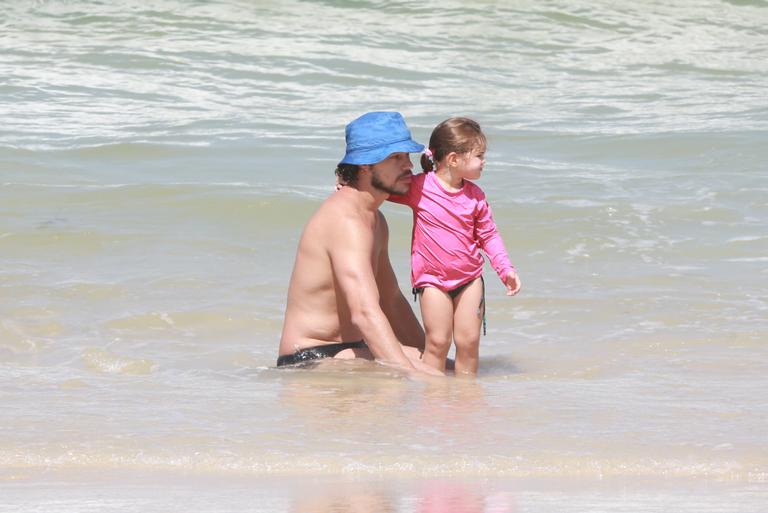 José Loreto curte dia de sol com a filha na praia