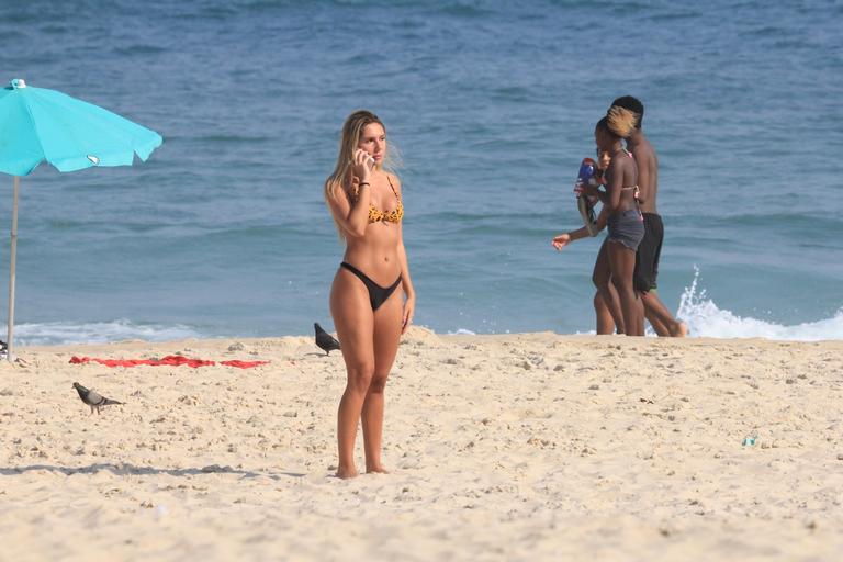 Carol Portaluppi, filha de Renato Gaúcho, exibe corpo sarado em dia de praia