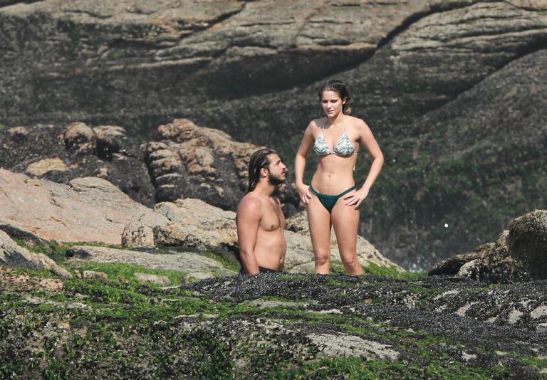 Na praia, Isabella Santoni exibe corpão ao trocar beijos com o namorado