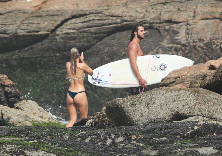 Na praia, Isabella Santoni exibe corpão ao trocar beijos com o namorado