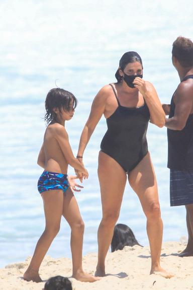 Malu Mader é clicada de maiô em praia do Rio de Janeiro