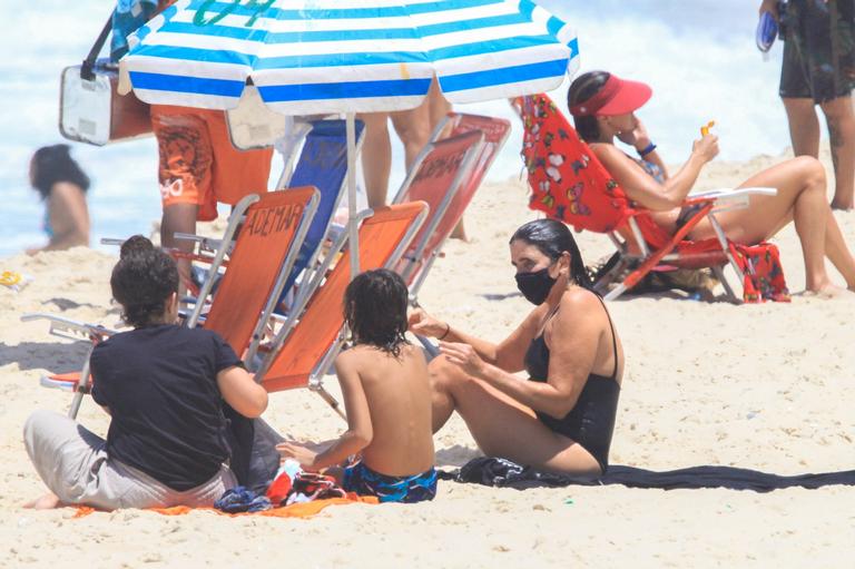 Malu Mader é clicada de maiô em praia do Rio de Janeiro