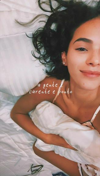 Bruna Marquezine compartilha selfies na cama e brinca: ''Carente e ponto''