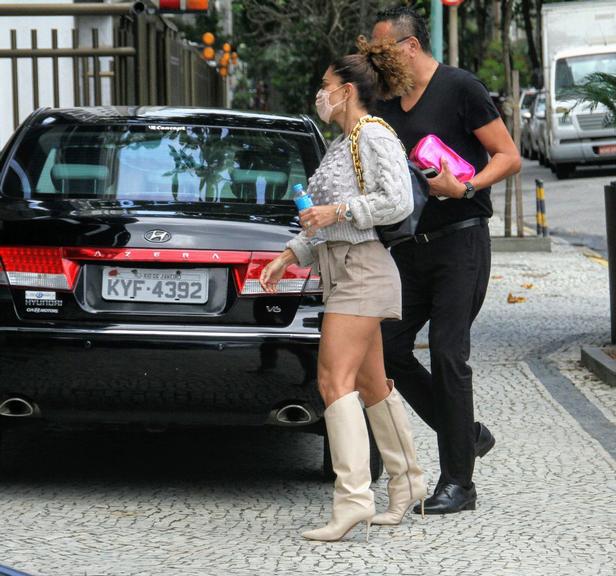 Juliana Paes escolhe look monocromático e grifado 