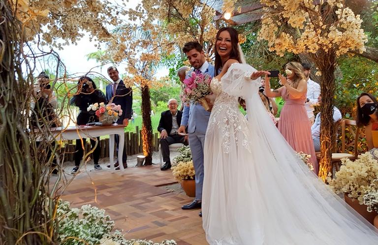 Carol Nakamura e Guilherme Leonel se casam em Búzios: ''Dia mais feliz da minha vida''