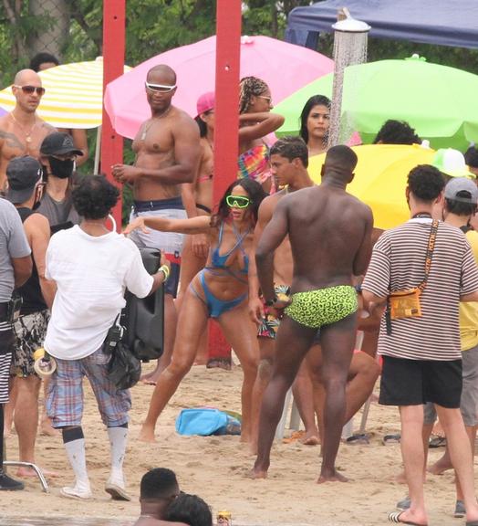 De biquíni, Anitta grava clipe no Piscinão de Ramos