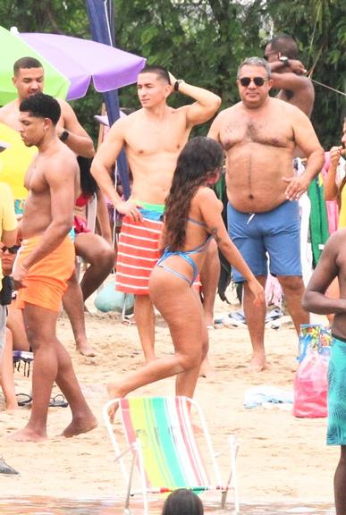 De biquíni, Anitta grava clipe no Piscinão de Ramos