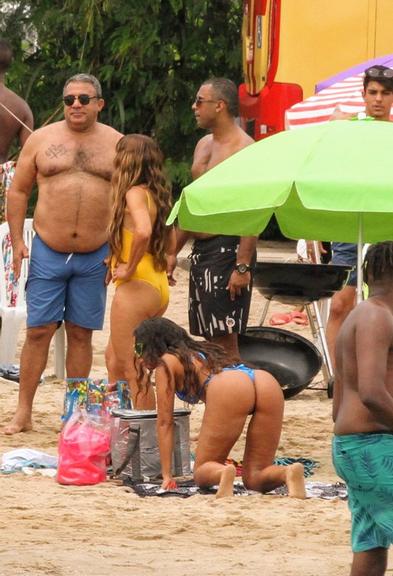 De biquíni, Anitta grava clipe no Piscinão de Ramos