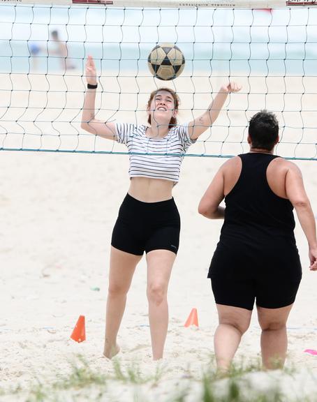 De biquíni, ex-BBB Ana Clara é flagrada treinando no Rio