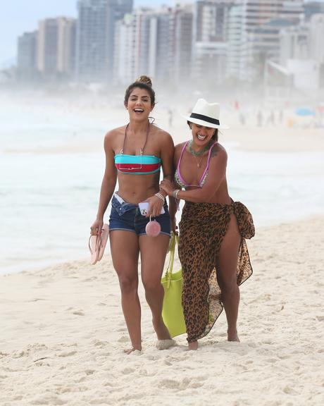 Hariany Almeida e Carol Peixinho na praia