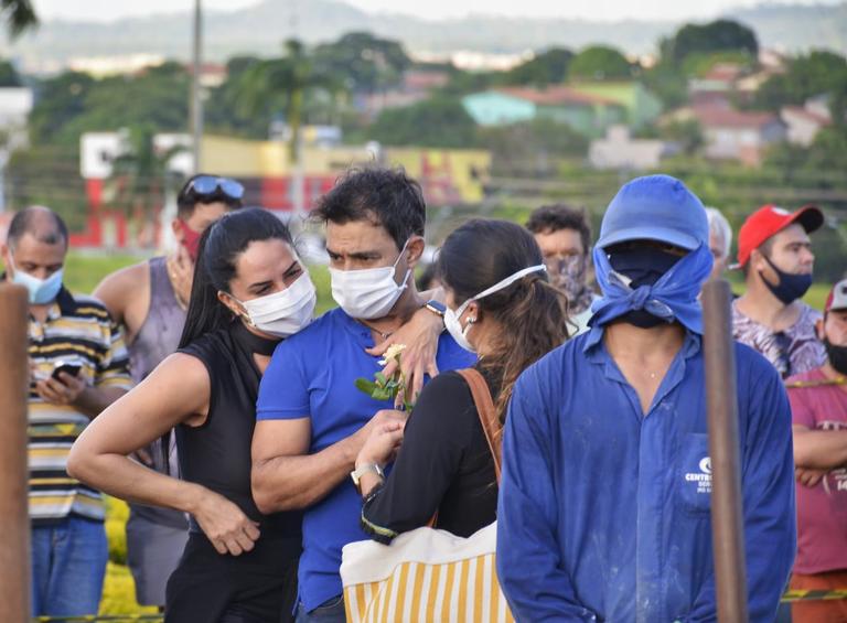 Graciele Lacerda e Zezé Di Camargo no enterro de Francisco Camargo