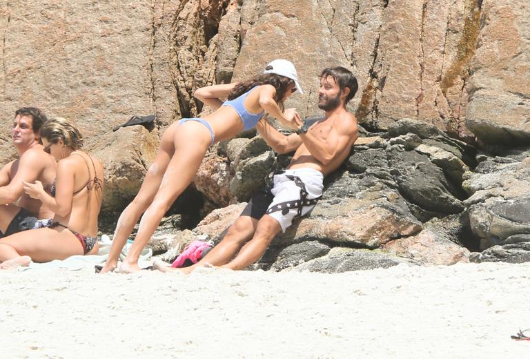 Kayky Brito é flagrado em clima de romance com a namorada na praia