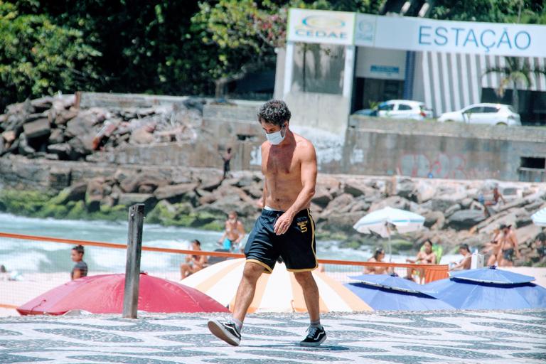 Eriberto Leão exibe barriga trincada ao ser flagrado caminhando no Rio