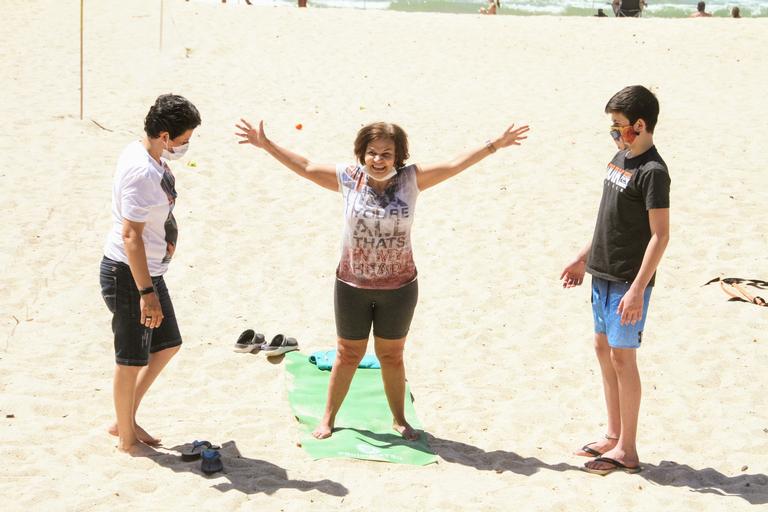 Claudia Rodrigues é flagrada se exercitando na praia