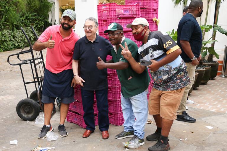 Faustão esbanja simpatia ao ser flagrado em restaurante em São Paulo