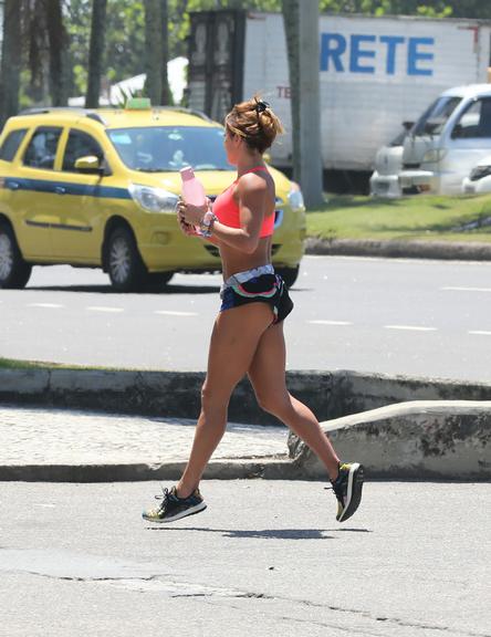 Deborah Secco é flagrada deixando academia e corpão impressiona