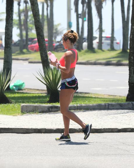 Deborah Secco é flagrada deixando academia e corpão impressiona