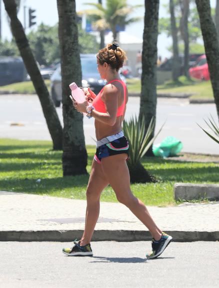 Deborah Secco é flagrada deixando academia e corpão impressiona