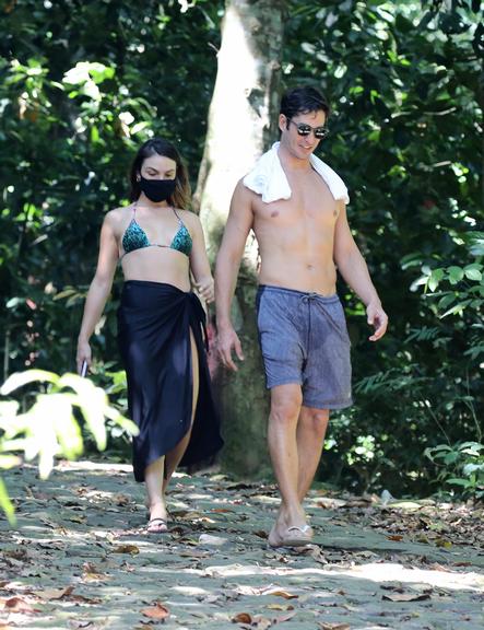 Isis Valverde e o marido, André Resende, saindo de cachoeira