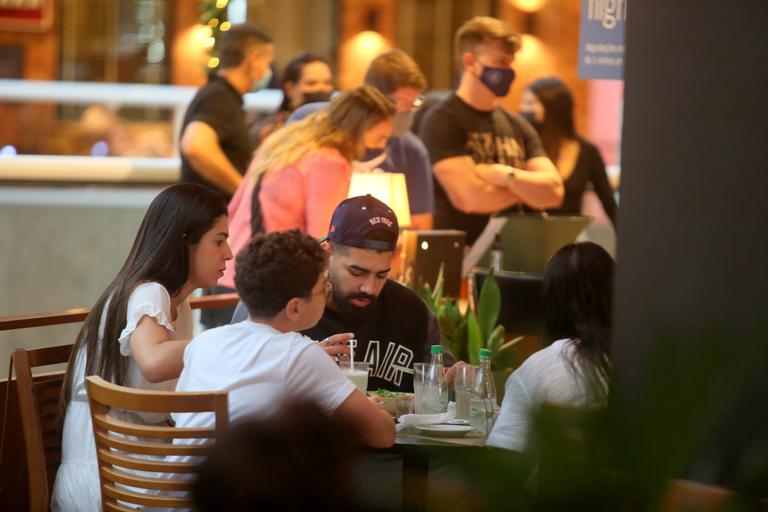 Dilsinho é flagrado com a esposa em shopping no Rio