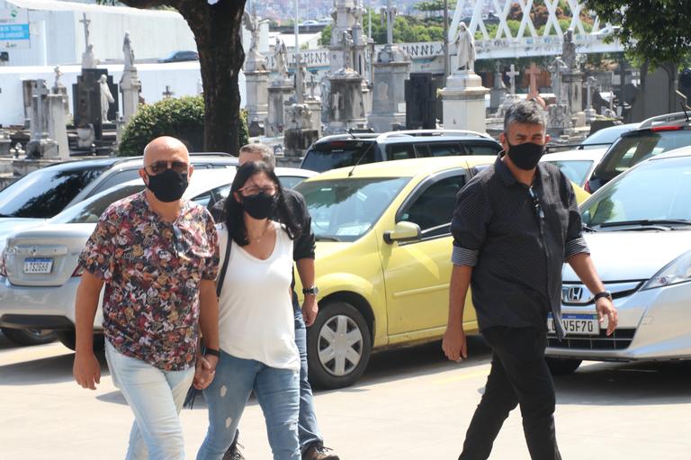 Familiares e amigos marcam presença no velório de Paulinho, do Roupa Nova