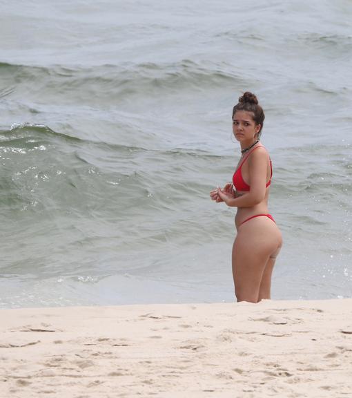 Mel Maia mostra boa forma ao ser flagrada em dia de praia