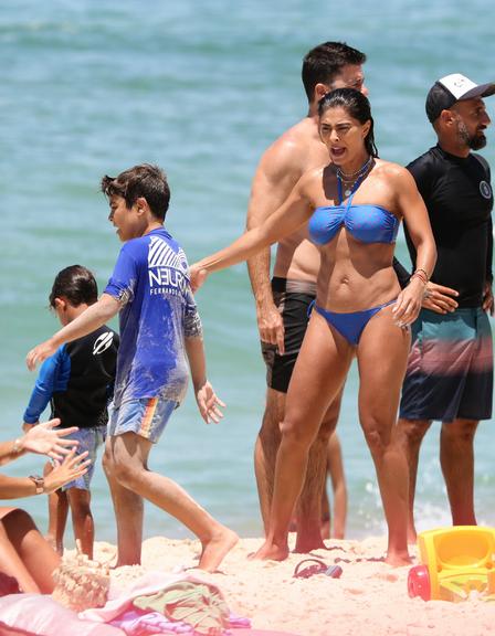 Juliana Paes impressiona ao ser flagrada de biquíni na praia