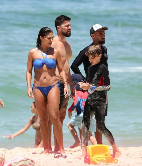 Juliana Paes impressiona ao ser flagrada de biquíni na praia