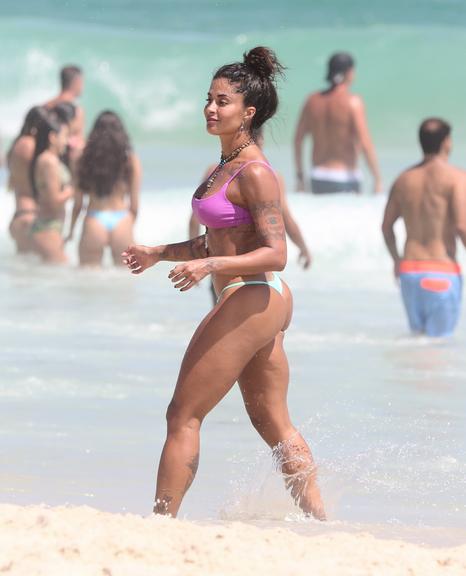 Aline Riscado exibe corpão sem retoques em praia do Rio