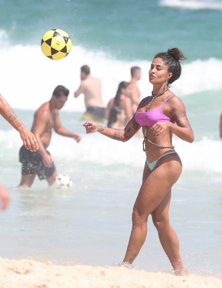 Aline Riscado exibe corpão sem retoques em praia do Rio