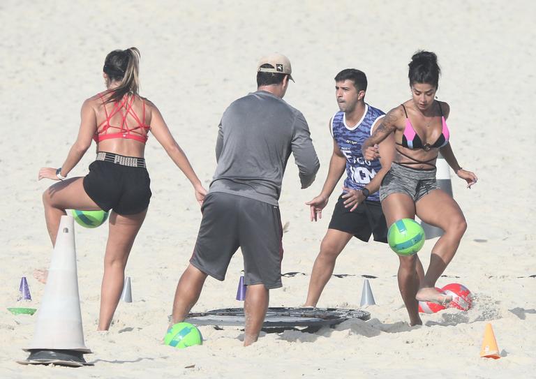 Aline Riscado é flagrada treinando na praia e corpo sarado rouba a cena