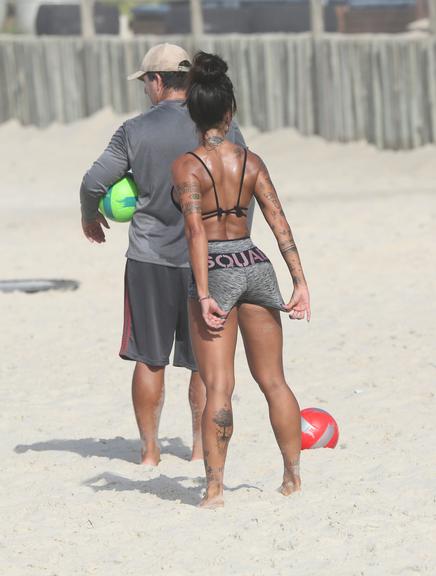 Aline Riscado é flagrada treinando na praia e corpo sarado rouba a cena