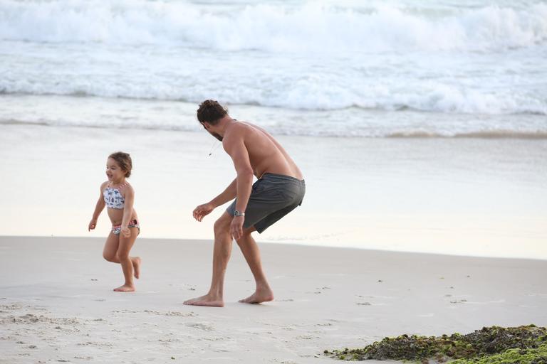 José Loreto é flagrado brincando com a filha na praia