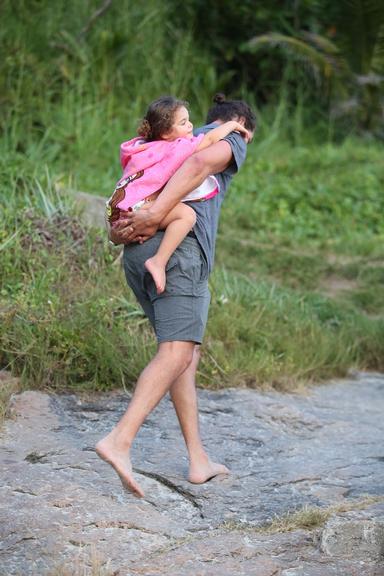 José Loreto é flagrado brincando com a filha na praia