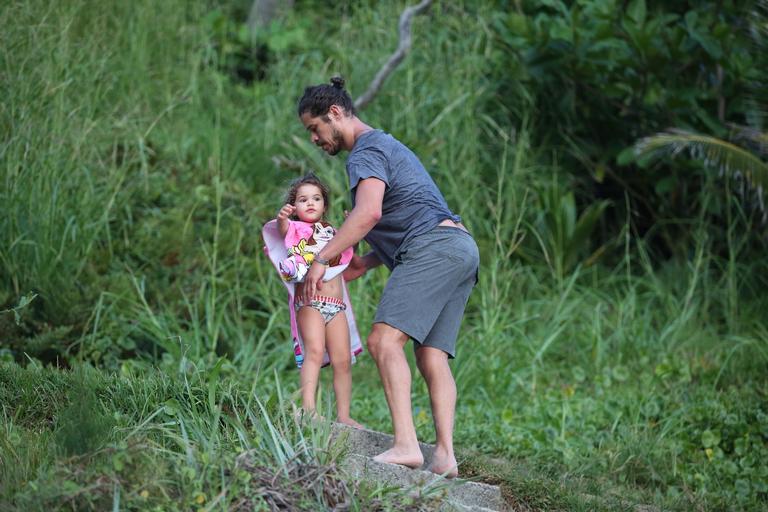 José Loreto é flagrado brincando com a filha na praia