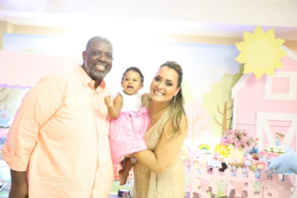 Péricles e sua esposa celebram primeiro aniversário de Maria Helena com festinha intimista