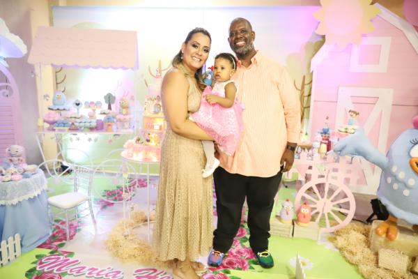 Péricles e sua esposa celebram primeiro aniversário de Maria Helena com festinha intimista