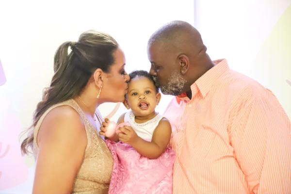 Péricles e sua esposa celebram primeiro aniversário de Maria Helena com festinha intimista