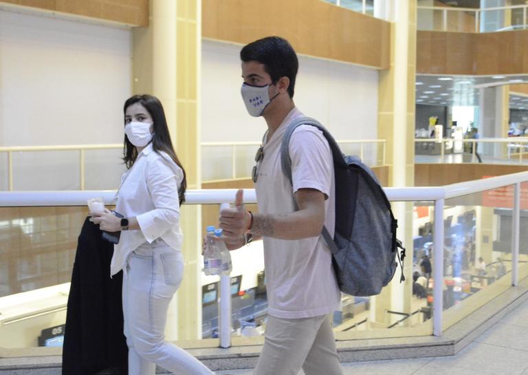 Após férias em Noronha, Enzo Celulari é flagrado em aeroporto