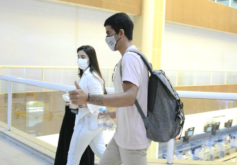 Após férias em Noronha, Enzo Celulari é flagrado em aeroporto