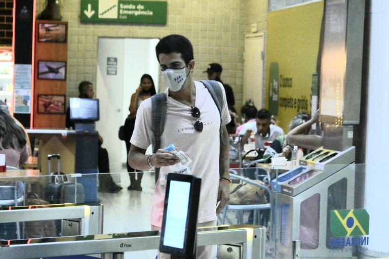 Após férias em Noronha, Enzo Celulari é flagrado em aeroporto