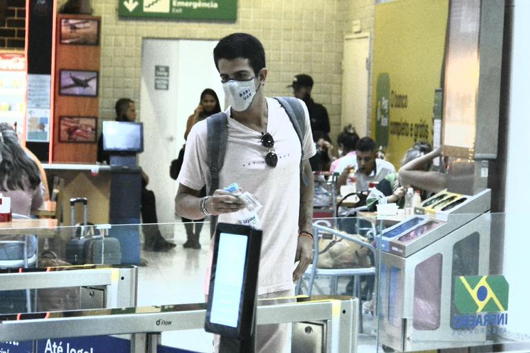 Após férias em Noronha, Enzo Celulari é flagrado em aeroporto