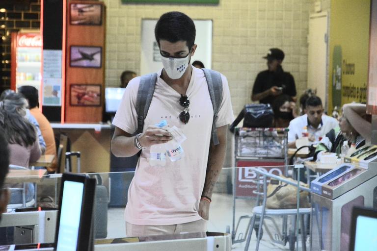 Após férias em Noronha, Enzo Celulari é flagrado em aeroporto