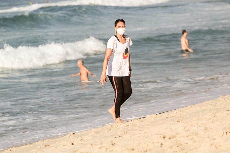 Fernanda Gentil é flagrada treinando na praia da Barra