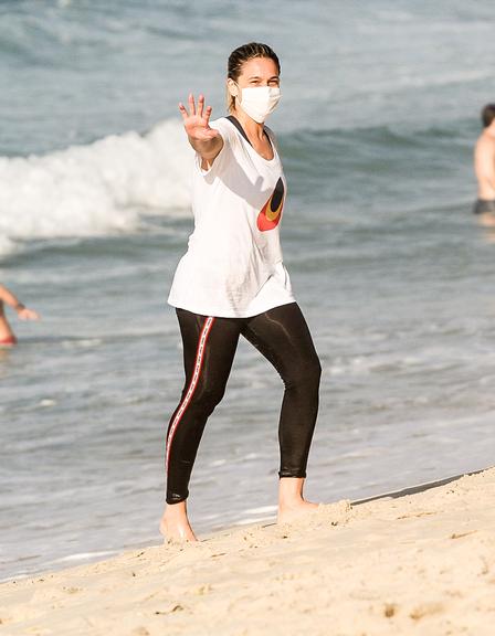 Fernanda Gentil é flagrada treinando na praia da Barra