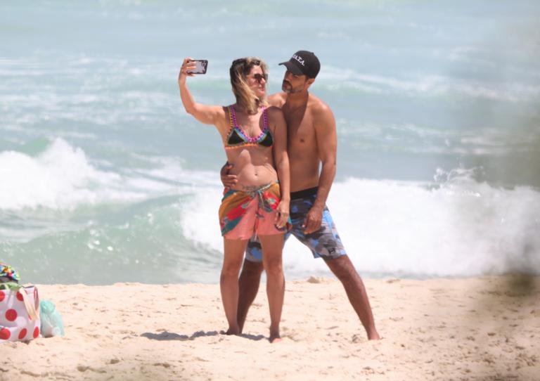 Carol Castro e Bruno Cabrerizo são flagrados em clima de romance na praia